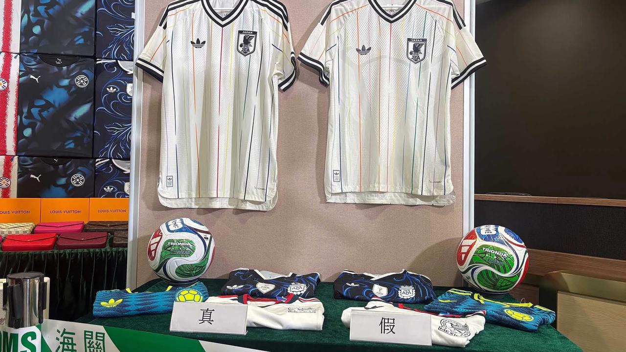 FOTO: Jelang Final Piala Dunia Hong Kong Sita Ribuan Jersey Palsu