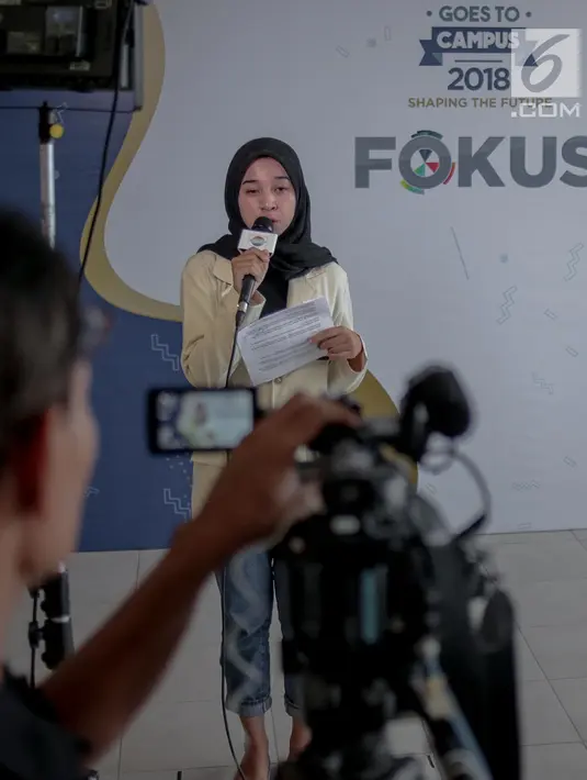 Seorang peserta mengikuti kompetisi News Presenter selama Emtek Goes To Campus 2018 di Surabaya, Jawa Timur, Selasa (13/11). Audisi news presenter merupakan salah satu acara yang menjadi ciri khas setiap penyelenggaraan EGTC. (Liputan6.com/Faizal Fanani)