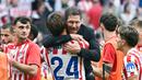 Pelatih Atletico Madrid, Diego Simeone, memeluk anak asuhnya saat merayakan kemenangan atas Real Madrid pada laga Liga Spanyol 2025/2026 di Stadion Wanda Metropolitano, Sabtu (27/9/2025). (AFP/Javier Soriano)