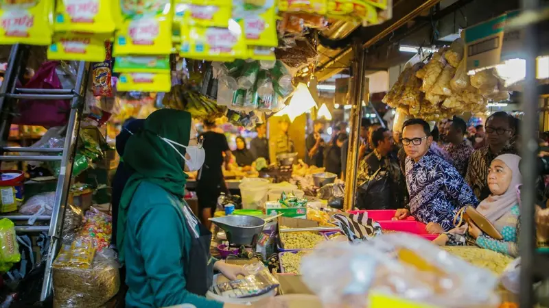 Wali Kota Bogor, Bima Arya melakukan inspeksi mendadak (sidak) untuk mengecek langsung ketersediaan minyakita di pasar tradisional, Jumat (10/2/2023). (Foto Humas Pemkot Bogor)