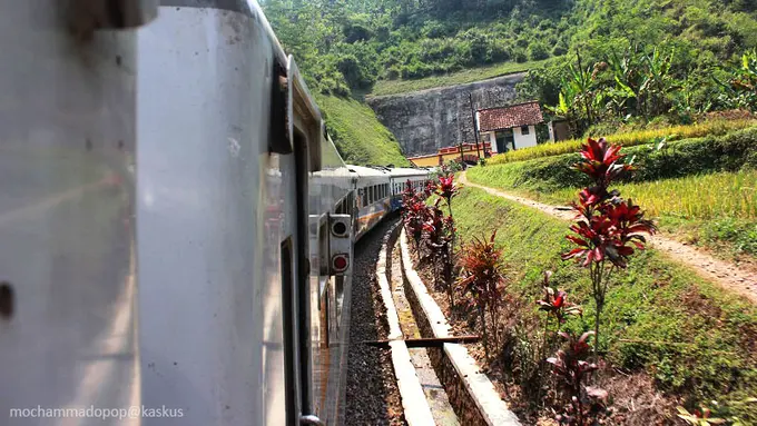 Menyaksikan Sendiri Keindahan 5 Jalur Kereta Api di Pulau Jawa