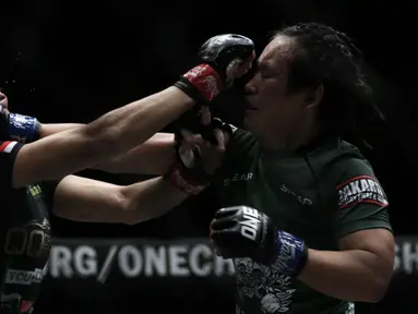 Petarung MMA asal Indonesia, Priscilla Lumban Gaol, saat melawan Bozhena Antoniyar pada laga ONE Championships: Dawn of Valor di Istora Senayan, Jakarta, Jumat (25/10). Priscilla menang atas Bozhena. (Bola.com/Yoppy Renato)