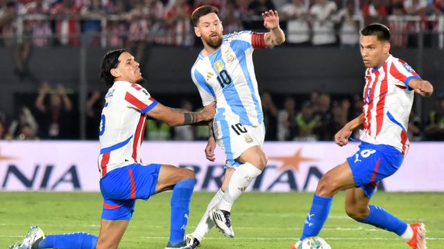 Foto: Jatuh Bangun Lionel Messi saat Melawan Paraguay, Argentina Tumbang di Kualifikasi Piala Dunia 2026