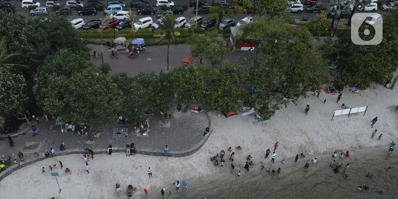 Libur Harlah Pancasila, Warga Datangi Pantai Ancol