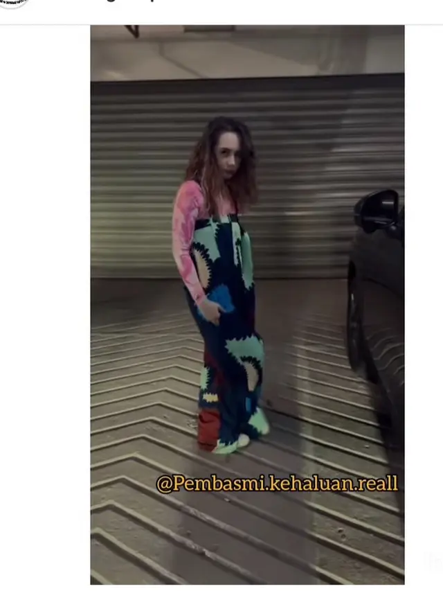 Putri Anne lepas hijab dalam sebuah konten (Foto: instagram pembasmi.kehaluan.reall/lambegosiip)