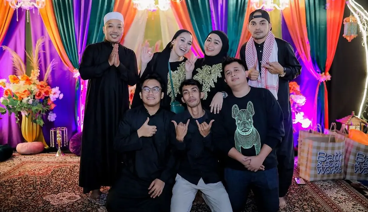 Arabian jadi tema bukber Ayu Ting Ting bersama tim-nya kali ini. Mereka pun kompak mengenakan baju nuansa hitam ala Arabian. [@arka_photography]
