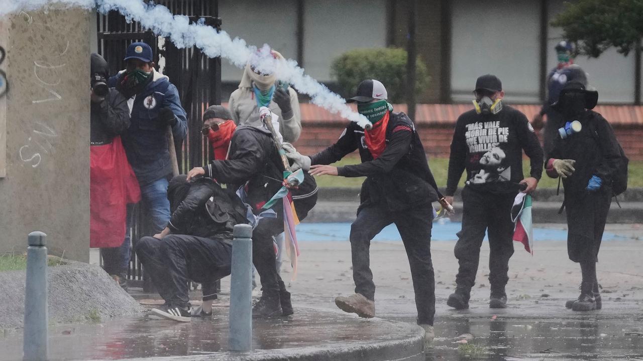 FOTO: Bentrokan di Bogota, Demonstran Serang Polisi dengan Panah di depan Kedubes AS