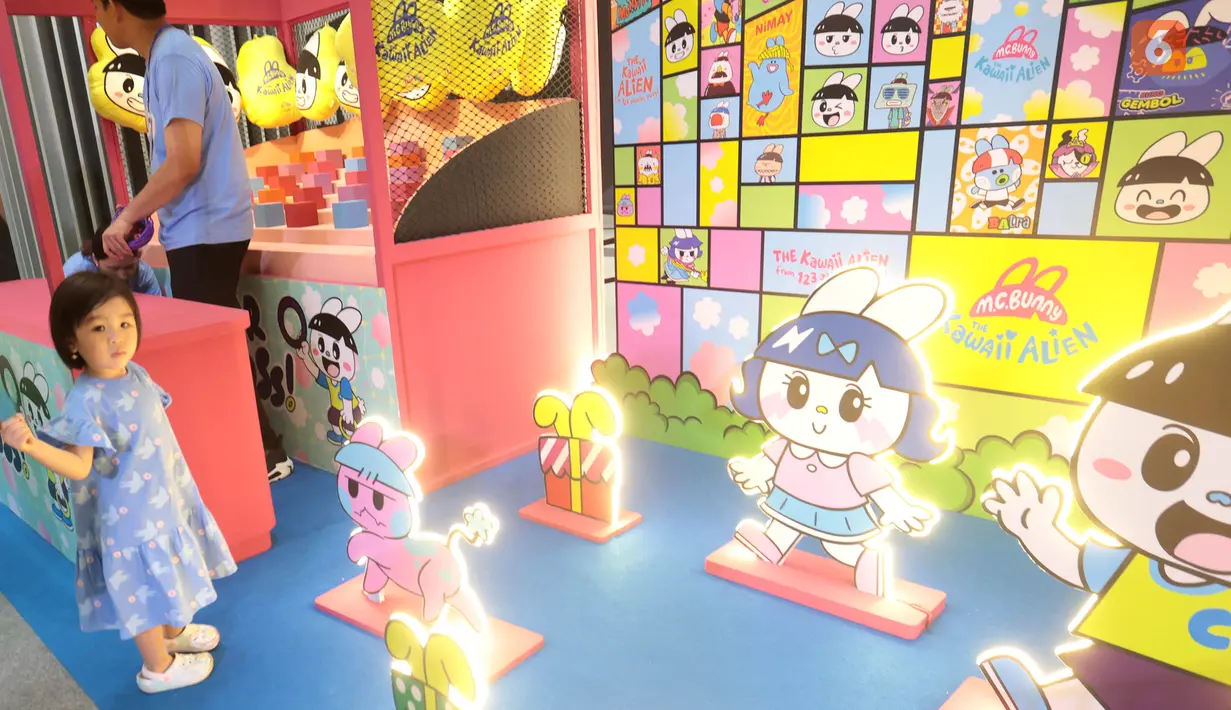 Anak-anak bermain di salah satu wahana hIPlay Playground di Lippo Mall Puri, Jakarta. Kehadiran wahana interaktif tersebut menjadi bagian dari pengenalan sejumlah karakter dan cerita kekayaan intelektual (IP) lokal Indonesia kepada masyarakat. (KLY/Budy Santoso)