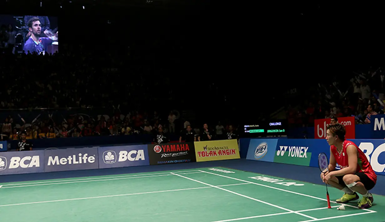 Kento Momota tunggal putera asal Jepang menjadi juara setelah mengalahkan Jan O Jorgensen dari Denmark di final BCA Indonesia Open Premier Super Series 2015 di Istora Senayan Jakarta. (Bola.com/Peksi Cahyo)