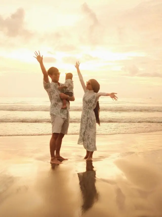 Rizky Billar dan Lesti sedang berlibur di pantai