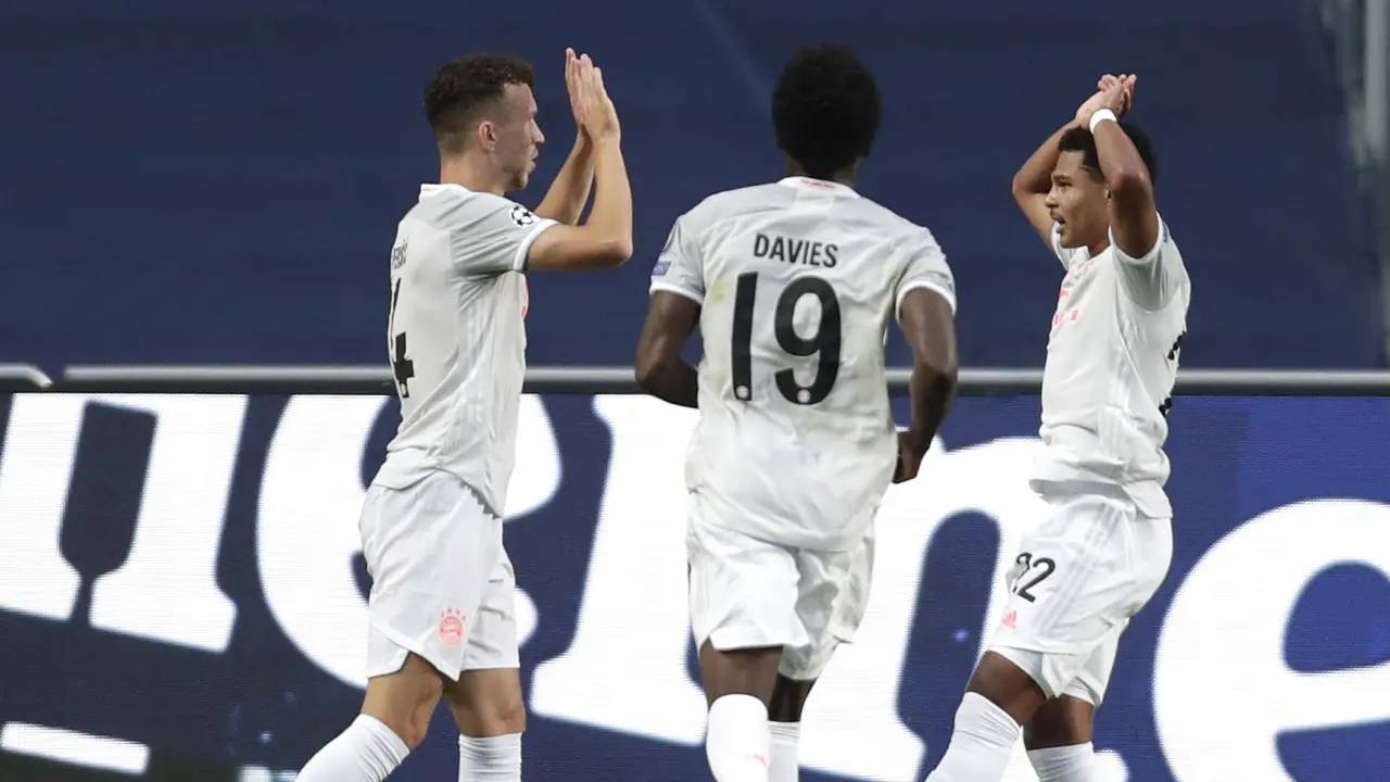 Alphonso Davies. Serge Gnabry, Bayern Munchen