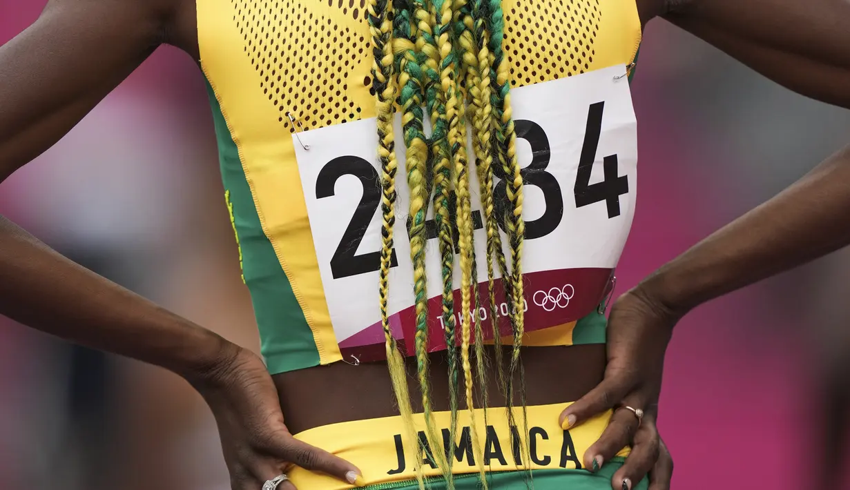 Natoya Goule dari Jamaika bersiap untuk balapan di nomor 800 meter putri Olimpiade Tokyo 2020 di Tokyo, Jepang, 30 Juli 2021. (AP Photo/Matthias Schrader)