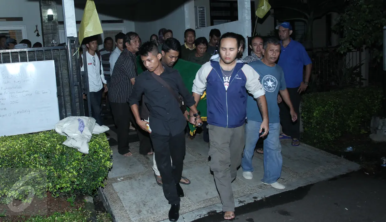 Sejumlah kerabat menggotong keranda berisi jenazah musisi senior Deddy Dores untuk dimasukkan ke dalam ambulans di rumah duka di kawasan Bintaro, Tangerang, Selasa (17/5). Deddy Dores akan dimakamkan di Sumedang, Jawa Barat. (Liputan6.com/Andi Jatmiko)