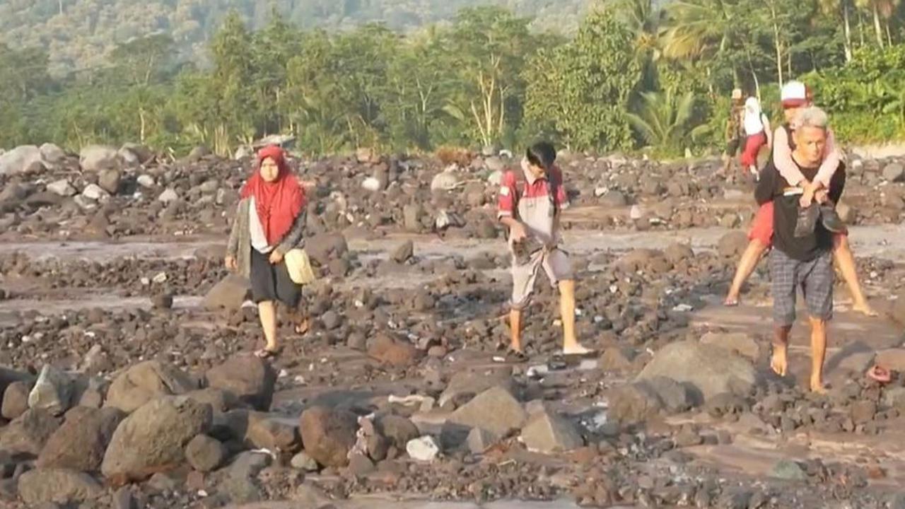 Banjir Lahar Semeru Putuskan Jalan Desa