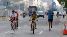 Warga berolahraga di kawasan Jalan Jenderal Sudirman hingga Jalan Thamrin, Jakarta, Minggu (17/6). Meski HBKB atau CFD ditiadakan, warga yang sudah terbiasa menjadikan lokasi ini untuk berolahraga tetap melakukan rutinitasnya. (Liputan6.com/Arya Manggala)