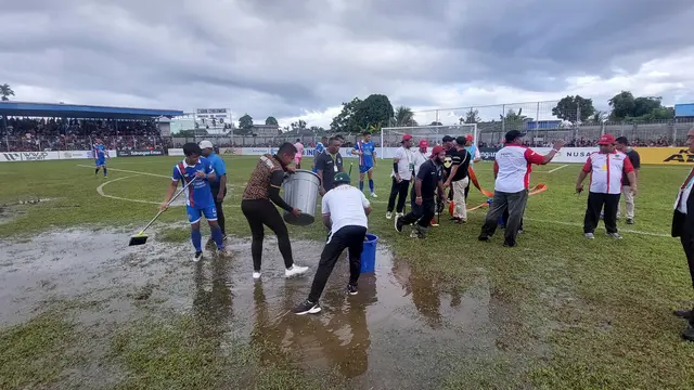 Lapangan Stadion Cenderawasih Biak, tergenang dalam laga final leg pertama Pegadaian Liga 2 2023/2024