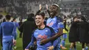 Pemain Napoli, Giacomo Raspadori (kiri) dan Victor Osimhen merayakan kemenangan laga pekan ke-31 Liga Italia 2022/2023 di Allianz Stadium, Turin, Italia, Senin (24/04/2023) WIB. Il Poartenopei berhasil meraih kemenangan dengan skor 1-0. (AP Photo/LaPresse/Marco Alpozzi)