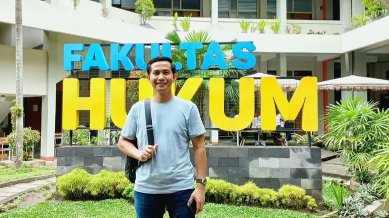 Wardaniman Larosa Pengacara Indra Kenz Raih Gelar Doktor Hukum