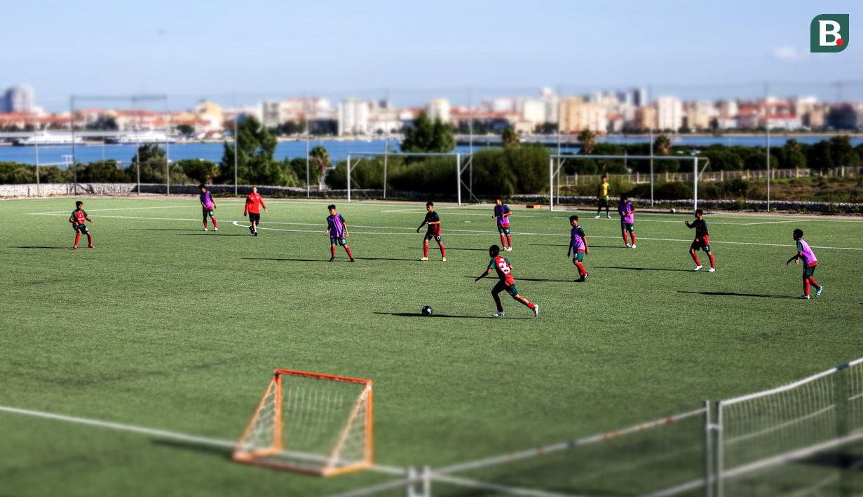 Hari ini menjadi hari kelima pemusatan latihan Korea-Korea Selecao (KKS) di negaranya Cristiano Ronaldo. Kali ini, mereka berlatih dan menimba ilmu di akademi klub tersukses di Liga Portugal, yaitu Benfica. (Bola.com/Bagaskara Lazuardi)