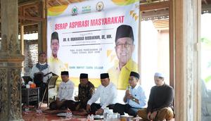 Ketua Komisi XI DPR RI Mukhammad Misbakhun (kedua dari kanan) menggelar serap aspirasi  di Pondok Pesantren (Ponpes) Baitus Sholihin Genggong (BSG) di Desa Temenggungan, Kecamatan Krejengan, Kabupaten Probolinggo (Istimewa)