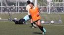 Pemain keturunan, Estella Loupatty berlatih bersama Timnas Indonesia Putri di Lapangan ABC, Senayan, Jakarta, Rabu (26/06/2024). (Bola.com/M Iqbal Ichsan)
