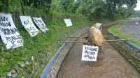 Warga memrotes air Prukut yang keruh sejak proyek ekplorasi PLTP Baturraden. (Foto: Liputan6.com/Muhamad Ridlo)