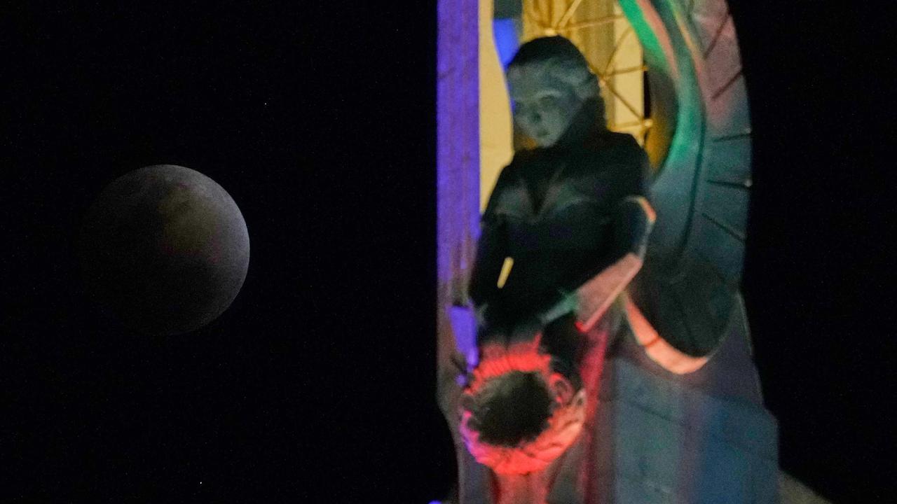 FOTO: Gerhana Bulan Total Hiasi Langit Dunia dengan Fenomena Bulan Darah