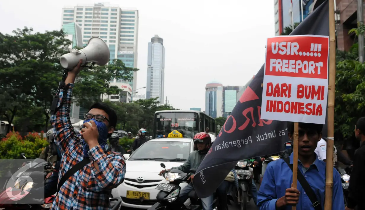 Sejumlah massa Aktivis mahasiswa menyambangi kantor Freeport, Kuningan , Jakarta, Jumat (18/12). Dalam aksinya mereka menuntut pemerintah untuk segera melakukan nasionalisasi terhadap PT Freeport. (Liputan6.com/Helmi Afandi)