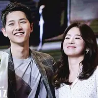 Jelang hari bahagianya pada 31 Oktober 2017 nanti Song Joong Ki dan Song Hye Kyo semakin tak malu mengumbar kemesraan di depan publik. Kini keduanya pun sedang sibu menyiapkan segala hal untuk pernikahannya. (Instagram/allkdrama)