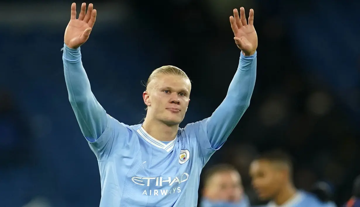 Pemain Manchester City, Erling Haaland merayakan kemenangan atas RB Leipzig pada laga lanjutan Grup G Liga Champions 2023/2024 yang berlangsung di Etihad Stadium, Manchester, Rabu (29/11/2023). (AP Photo/Dave Thompson)