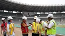 Wakil Presiden, Jusuf Kalla (ketiga kiri) menunjuk Ketua KOI Erick Thohir saat meninjau proyek renovasi Stadion Gelora Bung Karno, Jakarta, Minggu (26/3). Peninjauan ini terkait persiapan pelaksanaan Asian Games 2018. (Liputan6.com/Helmi Fithriansyah)