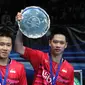 Ganda putra Indonesia, Marcus Fernaldi Gideon dan Kevin Sanjaya Sukamuljo berpose setelah mengalahkan pasangan Tiongkok, Li Junhui/Liu Yuchen pada laga final All England Open 2017 di Birmingham, Ingggris, Minggu (12/3). (AP Photo/Rui Vieira)