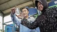Wali Kota Surabaya Tri Rismaharini menunjukkan air bersih hasil pengolahan di TPA Benowo Surabaya. (Liputan6.com/Dian Kurniawan)