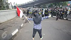 Seorang ibu mencoba menghadang Satpol PP ketika eksekusi penggusuran bangunan di kawasan Rawajati, Pancoran, Jakarta, Kamis (1/9). Warga yang menolak penggusuran dan aparat saling beradu mulut hingga berujung bentrokan. (Liputan6.com/Immanuel Antonius)
