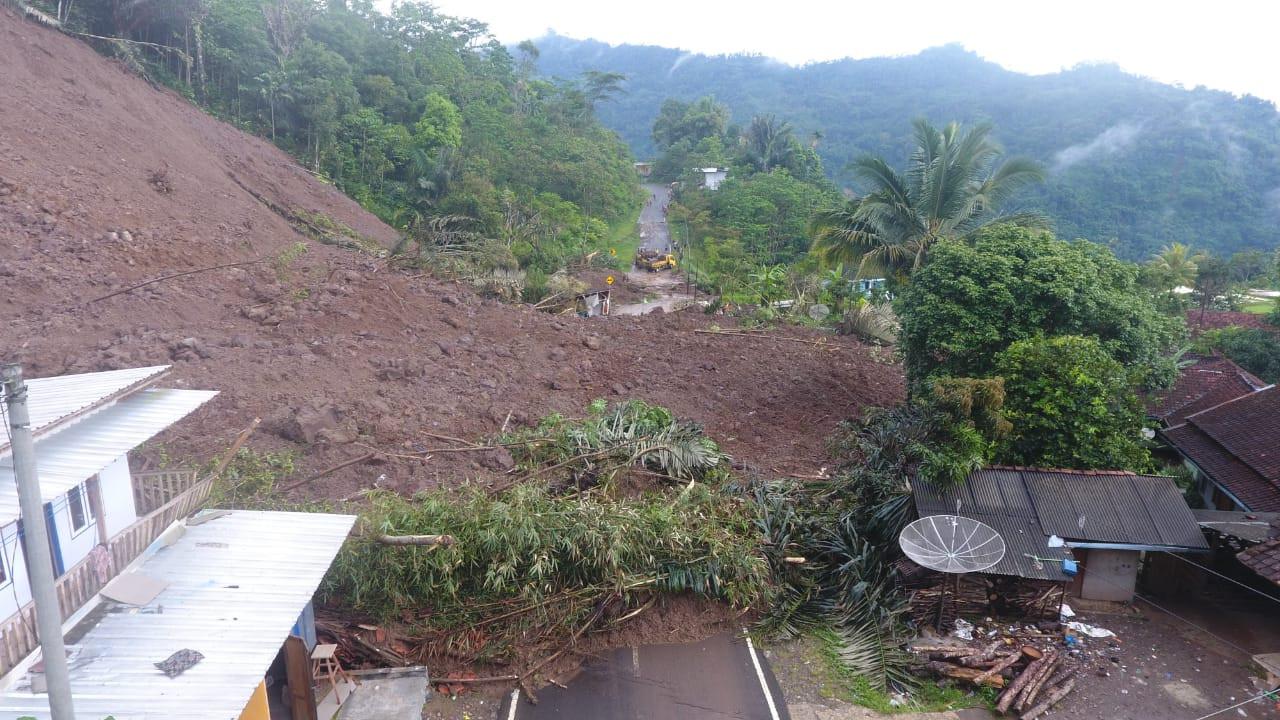 Material longsor di area Kampung Sawah Jeruk, Desa Sukamulaya, Kecamatan Telegong, Garut, Jawa Barat masih menutupi akses jalan provinsi.
