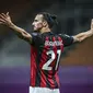 Striker AC Milan Zlatan Ibrahimovic merayakan golnya ke gawang Cagliari pada pekan ke-38 Liga Italia di San Siro, Minggu (2/8/2020) dini hari WIB. (Spada/LaPresse via AP)