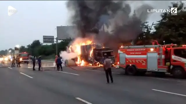 Sebuah truk terbakar di ruas jalan tol Jakarta-Cikampek. Kebakaran menyebabkan macet panjang hingga 18 kilometer.