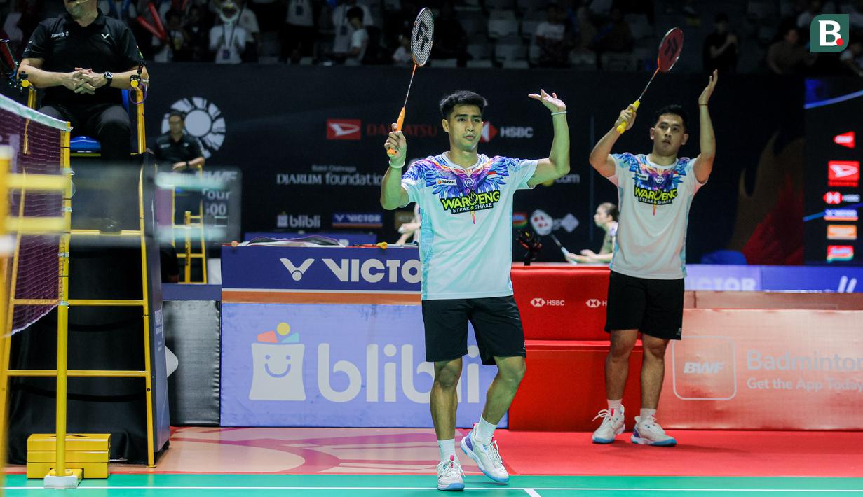 Pebulu tangkis ganda putra Indonesia, Sabar Gutama/Moh Reza Pahlevi merayakan kemenangan atas pasangan Malaysia, Chia Weijie/Lwi Sheng Hao dalam laga 32 besar Indonesia Masters 2026 di Istora, Senayan, Jakarta, Selasa (20/01/2026). (Bola.com/Bagaskara Lazuardi)