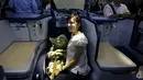 Pengunjung juga ditemani dengan boneka Yoda yang merupakan salah satu karakter di film Star Wars, Bandara Changi, Singapura, Kamis (12/11/2015).  Tur Star wars kali ini bertema All Nippon Airways ANA R2D2. (REUTERS/Edgar Su)