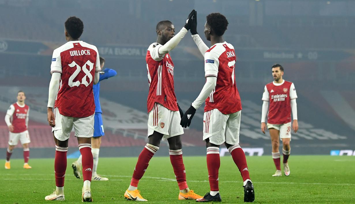 Gelandang Arsenal, Nicolas Pepe, merayakan gol yang dicetaknya ke gawang Molde pada laga lanjutan Grup B Liga Europa 2020/2021 di Emirates Stadium, Jumat (6/11/2020) dini hari WIB. Arsenal menang 4-1 atas Molde. (AFP/Glyn Kirk)