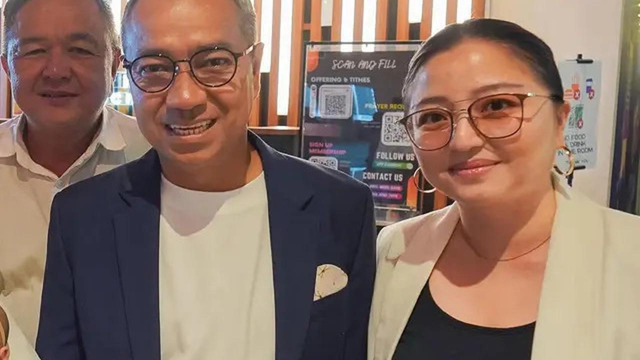 7 Potret Gritte Agatha Gelar Penyerahan Anak ke Gereja, Arief Hidayat Ikut Belajar