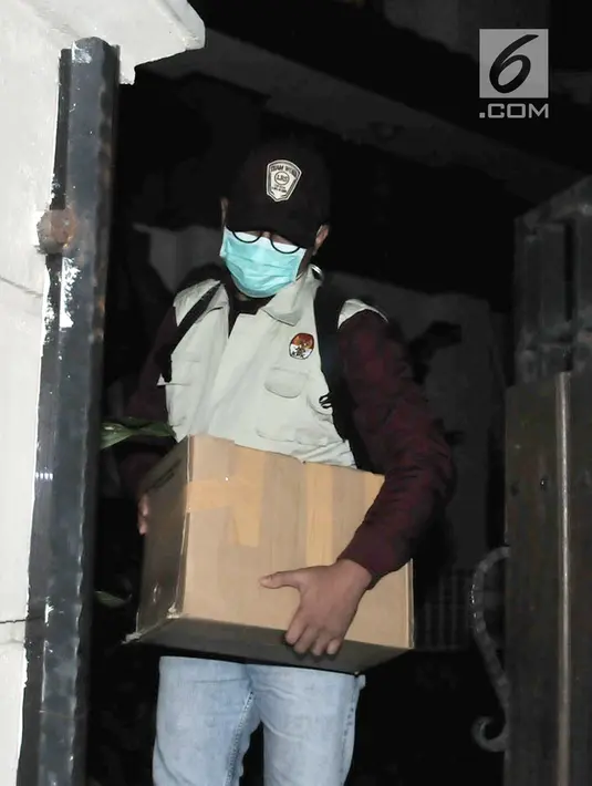 Penyidik KPK membawa kardus saat penggeledahan di rumah Dirut PLN Sofyan Basir di kawasan Bendungan Hilir, Jakarta, Minggu (15/7). Penggeledahan berawal dari OTT terhadap 13 orang di rumah Dinas Mensos. (Merdeka.com/Iqbal S Nugroho)