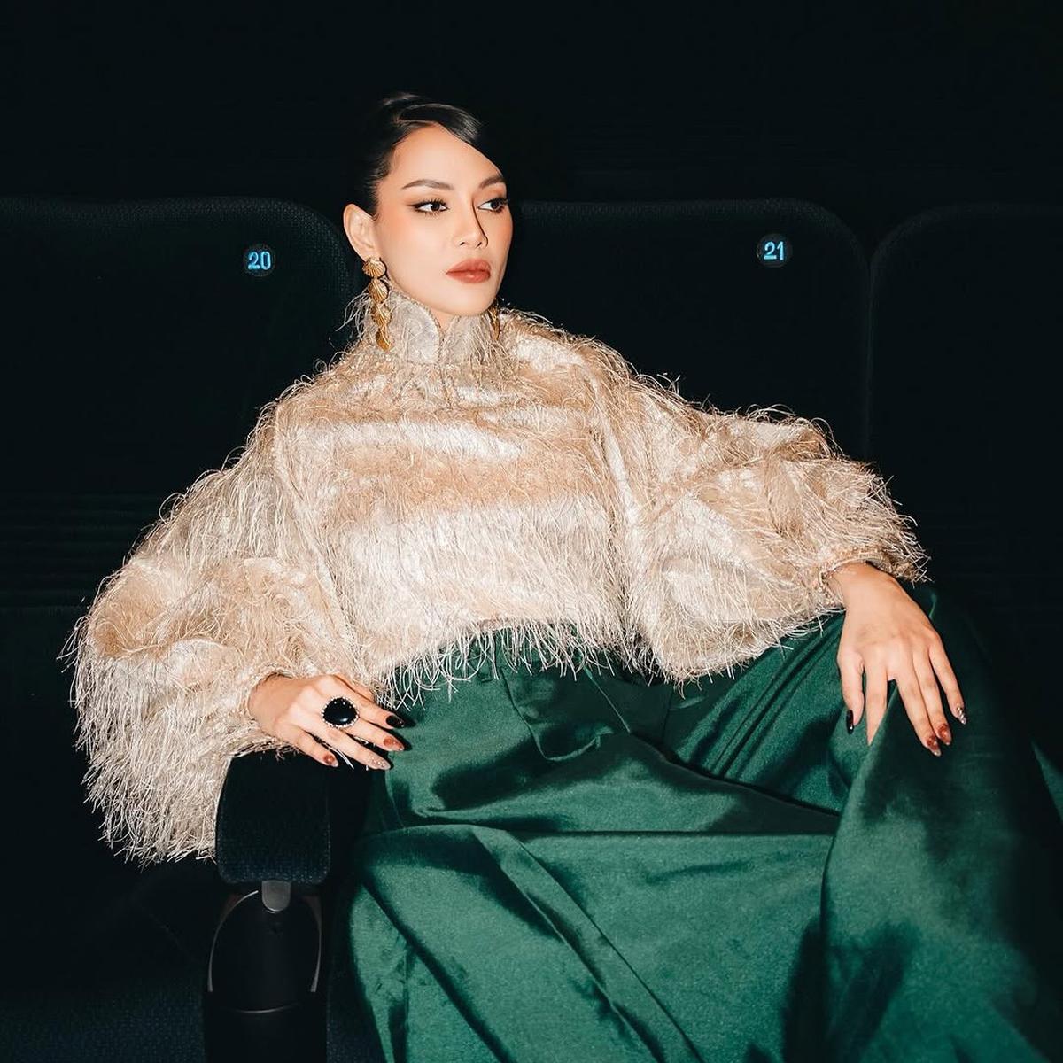 Potret Erika Carlina Hadir di Gala Premier Film 'PABRIK GULA', Oufitnya Keren dan Tak Pernah Gagal