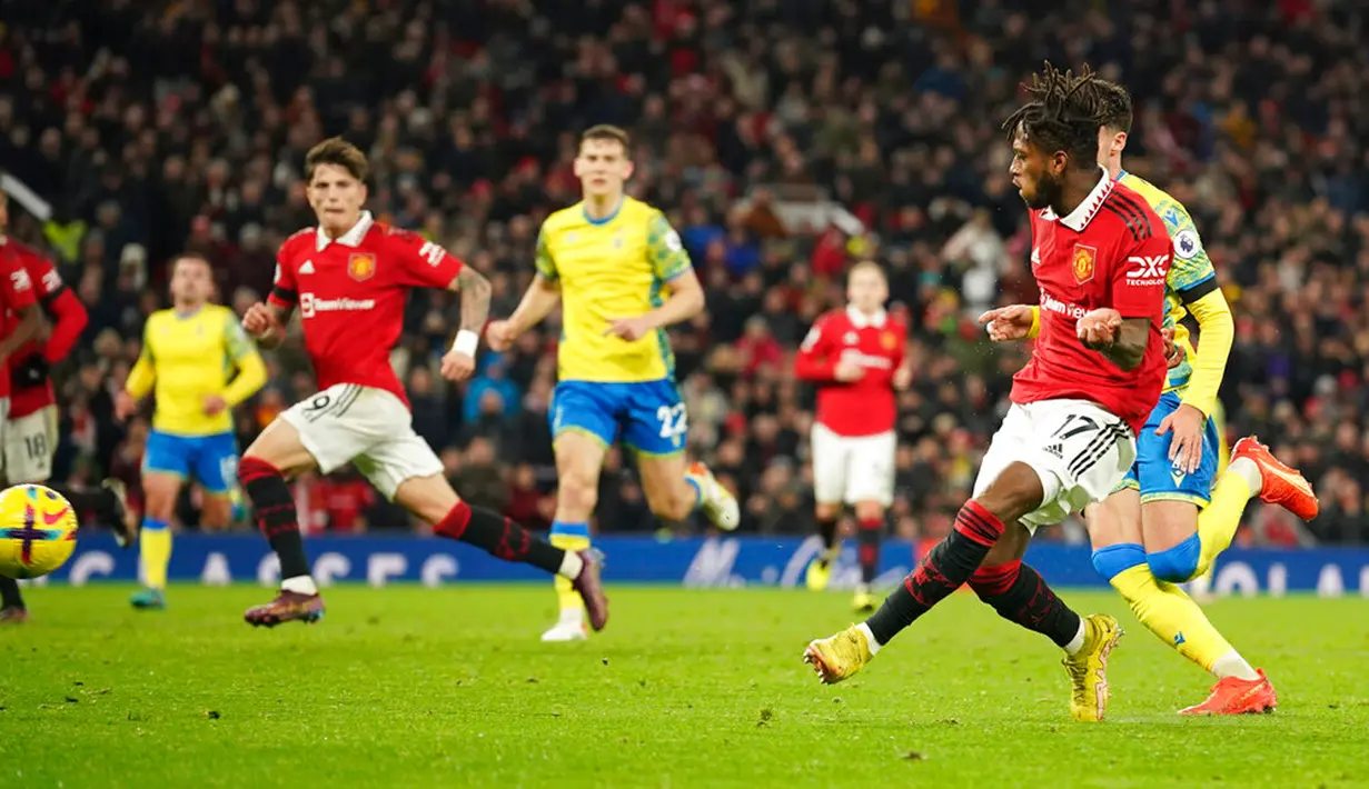 Pemain Manchester United Fred (kanan) mencetak gol ke gawang Nottingham Forest pada pertandingan sepak bola Liga Inggris di Old Trafford, Manchester, Inggris, 27 Desember 2022. Manchester United mengalahkan Nottingham Forest dengan skor 3-0. (AP Photo/Dave Thompson)