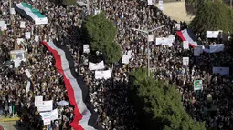 Bendera Yaman dibentangkan saat demonstrasi mengecam pembakaran Al-Quran oleh seorang politisi Swedia di ibu kota Sanaa pada 23 Januari 2023. Ribuan warga Yaman di ibu kota Sanaa turut berunjuk rasa. (AFP/Mohammed Huwais)