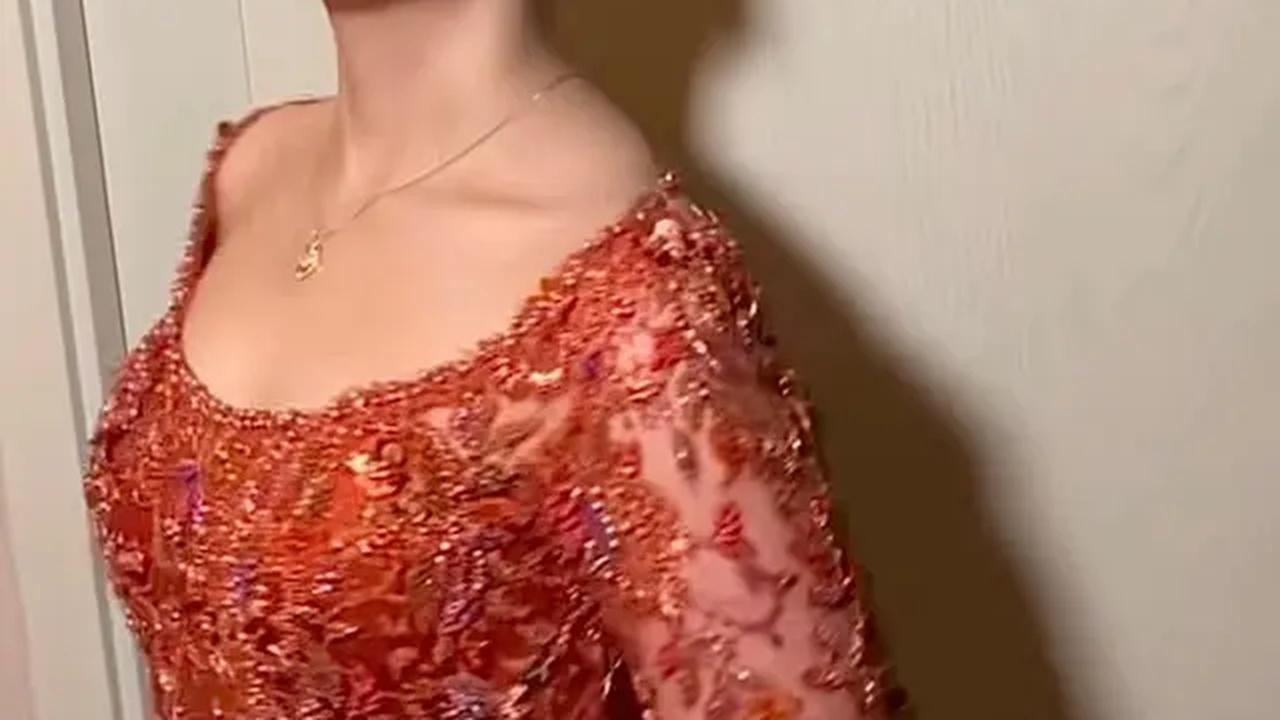 Lihat di sini tampilan Tissa Biani dalam balutan kebaya merah. [@tissabiani].