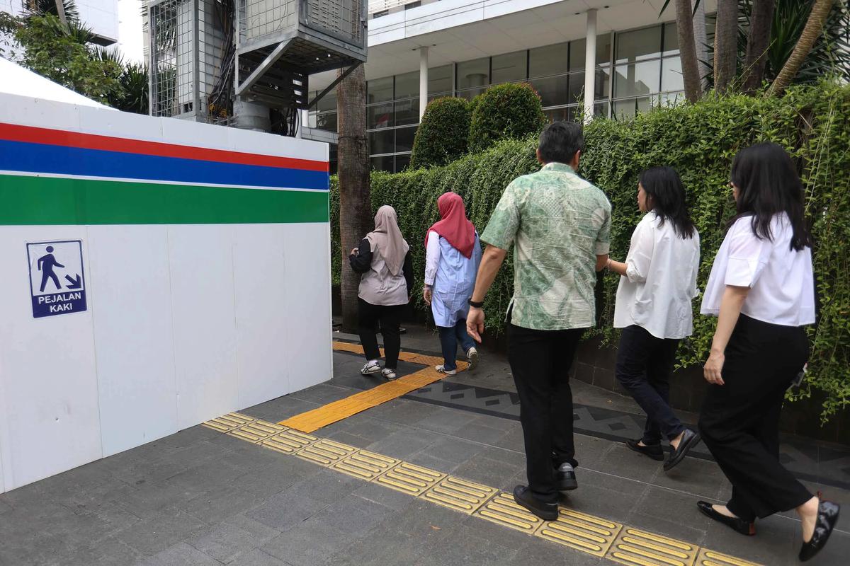 FOTO: Revitalisasi Stasiun MRT Bundaran HI Ubah Sementara Tata Trotoar Jalan Thamrin