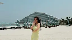 Sampai di Dubai, pemain sinetron Dunia Terbalik ini tampil menawan ketika menikmati momen serunya di pantai. Sosok Felicya yang mengenakan dress berwarna kuning ini langsung banjir pujian netizen. Banyak netizen yang memuji penampilannya tersebut terlihat langsing ketika mengenakan dress. (Liputan6.com/IG/@felicyangelista_)