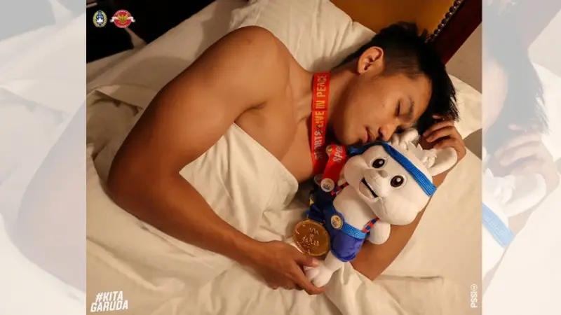 Pemain Timnas U-22 tidur bersama medali emas SEA Games 2023. (Foto: Instagram PSSI)