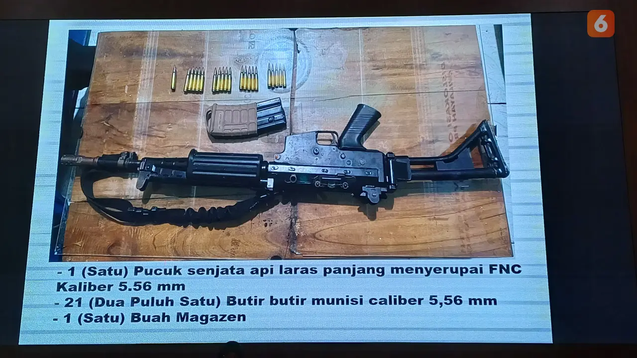 Penampakan senjata laras panjang yang digunakan Kopda Basarsyah menembak mati 3 polisi saat lokasi judi sabung ayamnya digerebek. Foto : (Liputan6.com/Ardi).